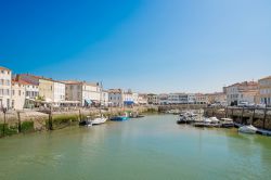 Il porto di Saint-Martin-de-Ré sull'isola di Ré, Francia. Storica capitale dell'isola, accoglie fra le sua mura importanti monumenti e luoghi da visitare.

