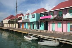 Il porto di Saint John's con le case colorate affacciate sulla passeggiata, Antigua e Barbuda, Caraibi.

