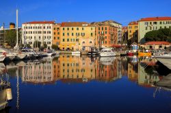 Il porto di Savona, Riviera di Ponente in Liguria. Attivo sin dall'epoca dell'alto Medioevo, questo porto è fra i più importanti del Mediterraneo.
