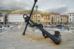 Il porto di Senj, Croazia, con le barche ormeggiate, e in primo piano il monumento a un ancora - © Wojciech Tchorzewski / Shutterstock.com