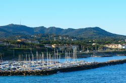 Il porto di Six-Fours-les-Plages, arcipelago delle Embiez, Francia. La costruzione di questo porticciolo turistico, spesso gremito di barche e yacht, risale al 1960 - © Attila JANDI / Shutterstock.com ...