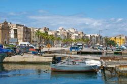 Il porto di Taranto e la città sullo sfondo, Puglia. Situato sulla costa settentrionale dell'omonimo golfo, il porto della città svolge un ruolo di fondamentale importanza ...