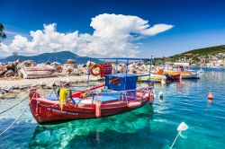 Il porto di Trikeri con una barca da pesca, Tessaglia (Grecia). Qui le acque del mare sono cristalline e trasparenti - © Marcel Bakker / Shutterstock.com