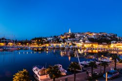 Il porto e il villaggio di Vrsar fotografati di notte, Croazia. Questa cittadina è il perfetto punto di partenza per visitare l'Istria e la Croazia.



