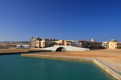 Il porto e la marina della cittadina turistica di Port Ghalib vicino a Marsa Alam, Egitto. Qui si trova la laguna artificiale più grande d'Africa, uno specchio di acqua salata di ...