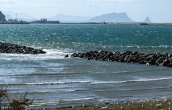 Il porto e la spiaggia di Termini Imerese in Sicilia: siamo ad est di Palermo sulla costa nord sicula