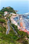 Il porto e la strada tortuosa di Blanes visti dalla collina, Costa Brava, Spagna.


