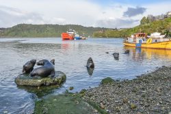 Il porto nei pressi di Angelmo Fish Market a Puerto Montt, Cile, fotografato nel tardo pomeriggio.

