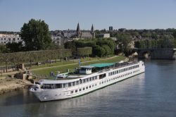 Il porto per le barche da crociera sul fiume Senna a Poissy, Francia - © Louis-Ferdinand Goffin / Shutterstock.com