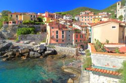 Il porto soleggiato della borgata di Tellaro, La Spezia, Italia.



