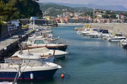 Il porto turistico di Celle Ligure (Savona) con le barche ormeggiate. Si chiama Cala Cravieu ed è situato in una piccola insenatura all'estremità di ponente dell'abitato ...