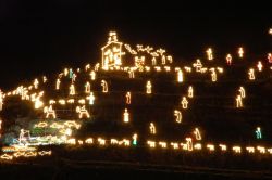 Il Presepe luminoso di Manarola, Cinque Terre, Liguria - ©  Francesco Crippa - CC BY 2.0, Wikipedia