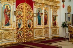 Il prezioso interno di una chiesa ortodossa a Saransk, Russia. Affreschi e rivestimenti dorati impreziosiscono questo luogo di culto nel cuore della città sorta alla confluenza dei fiumi ...