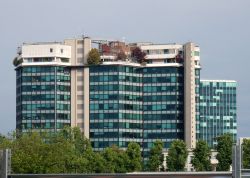 Il primo palazzo di Metanopoli, la città del gas voluta da Enrico Mattei alla periferia di San Donato Milanese - © Lucamato / Shutterstock.com