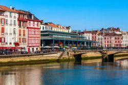 Il principale mercato cittadino e le case colorate sul fiume Nive a Bayonne, Francia - © saiko3p / Shutterstock.com