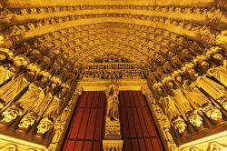 Il principale portale d'ingresso alla cattedrale di Nostra Signora di Amiens, Francia. Sul pilastro centrale è raffigurato Cristo in atteggiamento maestoso mentre nel timpano è ...