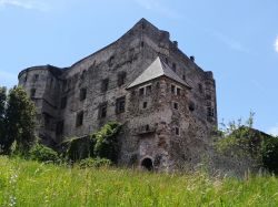 Il profilo massiccio del Castello di pergine Valsugana in provincia di Trento