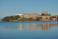 Il promontorio di Capodimonte sul versante sud del Lago di Bolsena, in provincia di Viterbo, nel Lazio - © flaviano fabrizi / Shutterstock.com