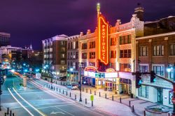 Il Providence Performing Arts Center di notte, Stati Uniti d'America. Aperto nel 1928 come palazzo del cinema dalla catena dei Loews Theaters, questo edificio può ospitare sino a ...