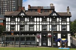 Il pub Howard con facciata in stile Tudor a Sheffield, Yorkshire, Inghilterra. Questa cittadina è la sesta più grande dell'Inghilterra con una popolazione di circa 530 mila ...