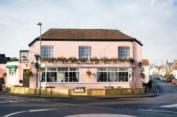 Il Pub Woolpack Inn nella cittadina di Herstmonceux in Inghilterra - © Lilly Trott / Shutterstock.com