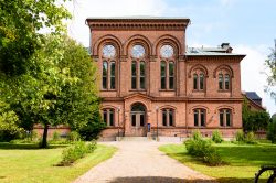 Il Pufendorf Institute di Lund visto da Biskopsgatan Street in estate, Svezia. Costruito fra il 1883 e il 1886, è un importante istituto interdisciplinare di ricerca - © Imfoto / ...
