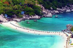 Il punto panoramico di Nang Yuan Island e la vista dell'istmo sabbioso, in Thailandia