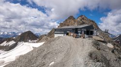 Il punto panoramico "Top of Tyrol" si trova a 3210 m sul ghiacciaio della Valle dello Stubai - © Basotxerri / Shutterstock.com