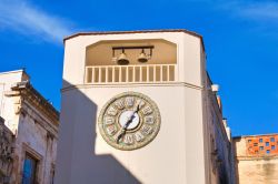 Il quadrante in maiolica della torre dell'orologio di Rutigliano, Puglia.
