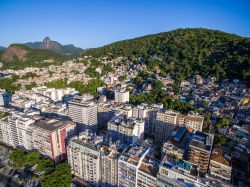 Il quartiere di Copacabana a Rio de Janeiro: il contrasto tra palazzi moderni e il barrio popolare alle spalle