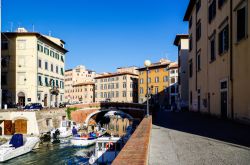 Il quartiere di Venezia Nuova a Livorno, Toscana. E' l'unico del centro cittadino ad aver conservato gran parte dei suoi monumenti e edifici storici dopo le devastazioni della seconda ...