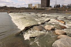 Il Red River a Fargo nel Nord Dakota, Stati Uniti. Il fiume segna il confine fra gli stati del Minnesota e del Nord Dakota per poi gettarsi nel lago Winnipeg nella provincia canadese del Manitoba.



 ...