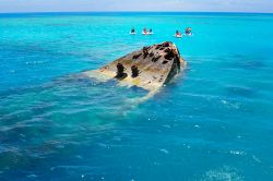Il relitto di una nave parzialmente sommersa al largo di Bermuda, Nord America. Le imbarcazioni affondate sono circa 300, molte delle quali a poca distanza dalla riva.

