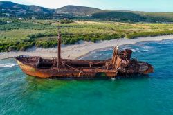 Il relitto Dimitrios sulla spiaggia di Mavrovouni Beach vicino a Gythio nel Peloponneso