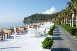 Il resort Amara Dolce Vita Luxury Hotel a Tekirova, Turchia. Questo all-inclusive è dotato di piscina, parco acquatico e area ricreativa  - © Smit / Shutterstock.com