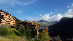 Il resort di Meribel in Francia, fotografato in estate. Situata a 1450 metri sul livello del mare, questa stazione di sport invernali è al confine del Parco nazionale della Vanoise.
 ...