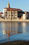 Il riflesso di alcuni edifici storici di Umago (Croazia) sul Mare Adriatico.