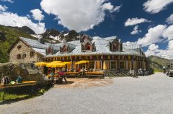Il rifugio Jamtalhutte o Jamtal Hut nella valle di Paznaun vicino a Galtur in estate, Austria © IndustryAndTravel / Shutterstock.com