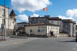 Il ristorante pizzeria La Scala nella città di Cognac, Francia, con antiche torri sulo sfondo - © gumbao / Shutterstock.com