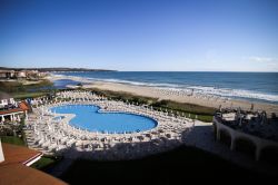 il Riu Helios Hotel e la sua grande piscina in riva al mar Nero, spiaggia di Obzor, Bulgaria - © Mircea Moira / Shutterstock.com