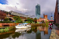 Il Rochdale canal nel centro di Manchester, sullo sfondo la Beetham tower