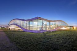 Il Rolex Learning Center EPFL al campus di Losanna, Svizzera. Inaugurato nel maggio 2010, questo centro di studi dall'architettura mdoerna fa parte del Politecnico Federale di Losanna - Mihai-Bogdan ...