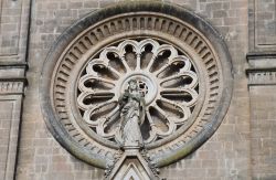 Il rosone della Chiesa di Santa Lucia nel centro di Gioa del Colle, Puglia