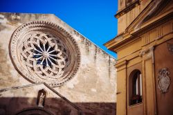 Il rosone in pietra di una chiesa del centro di Trapani in Sicilia
