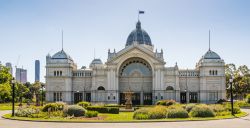 Il Royal Exhibition Building nella città di Melbourne, Australia: progettato dall'architetto Joseph Reed, venne completato nel 1880 in preparazione per la Melbourne International ...