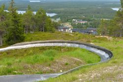 Il Ruka Sled Track nel comprensorio sciistico di Ruka, vicino a Kuusamo, Finlandia. Si tratta di un modo emozionante di scendere dalla montagna: la corsa, lunga 1 km, raggiunge la velocità ...