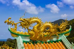 Il sacro simbolo cinese del dragone sul tetto di un tempio a Pha Ngan Island, Thailandia.

