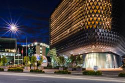 Il SAHMRI Building e Royal Adelaide Hospital su North Terrace by night (Australia): è un avanzato centro di ricerca medica e sanitaria della città © Wade Machin / Shutterstock.com ...