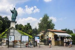 La statua del San Carlone o Sancarlone  si trova vicino a Dagnente, nel comune di Arona in Piemonte. - © Joaquin Ossorio Castillo / Shutterstock.com
