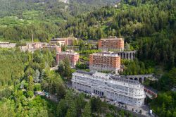 Il sanatorio Morelli a Sondalo, provincia di Sondrio, Lombardia. Si tratta di un centro di importanza internazionale per la cura di patologie polmonari. E' inoltre il più importante ...